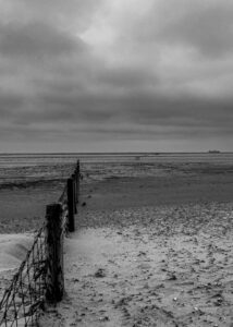 Ein Zaun am Strand von Schillig, s/w Foto