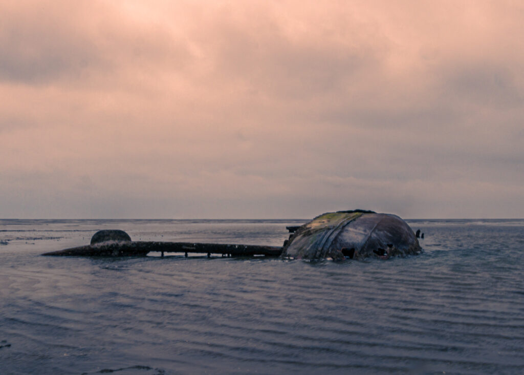 Wrack eines Fischkutters im flachen Wasser