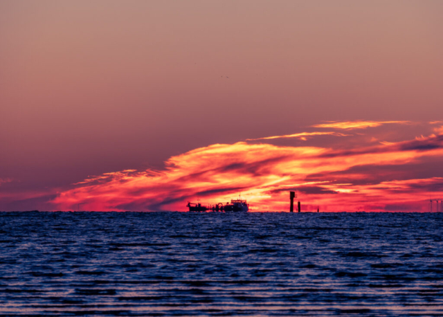 Foto eines Sonnenaufgangs am Meer.